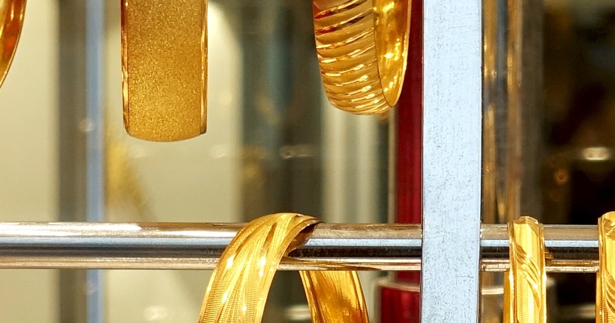 Gold Rate Today in Pakistan: Rs. 435,000 Per Tola — Buy Now or Wait?